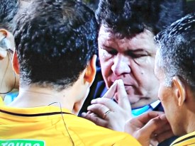 Delegado da Conmebol confabula com árbitro