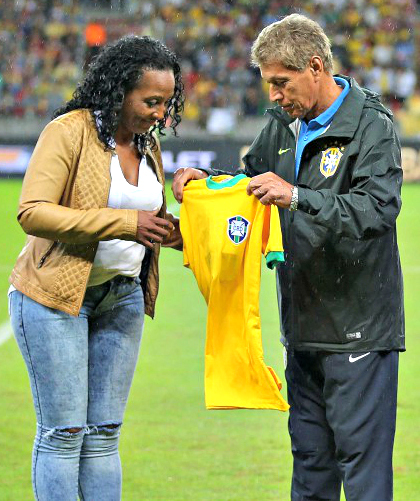 Denise Helena recebe de Clodoaldo homenagem  a  Everaldo - Foto: Rafael Ribeiro/CBF