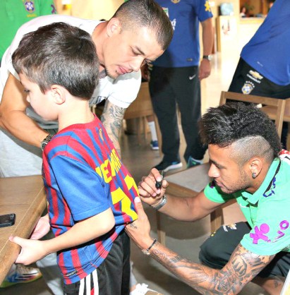 Neymar autografa camisa do filho de D'Alessandro - Foto: Rafael Ribeiro/CBF