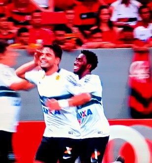 Henrique festeja gol do Coritiba em ambiente rubro-negro