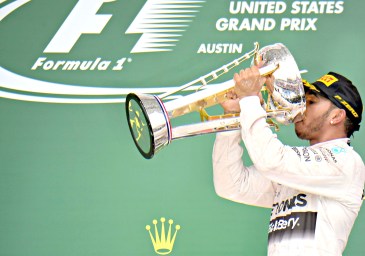 Lewis Hamilton: novo tricampeão da F- 1 - Foto: Studio Colombo/Pirelli