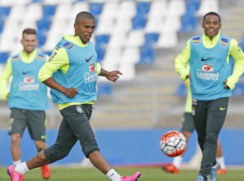 Chile x Brasil: Douglas Costa e Elias, titulares; Lucas Lima, reserva? - Foto: Rafael Ribeiro/CBF