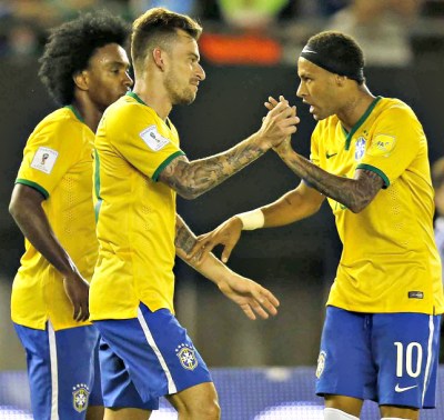 Willian, Lucas Lima e Neymar: Brasil melhora no segundo tempo - Foto: Rafael Ribeiro/CBF